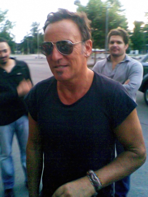 Dzień przed wiedeńskim koncertem Boss przyjechał do fanów koczujących przed stadionem... fot: Dominik Baryła, www.springsteen.pl © 