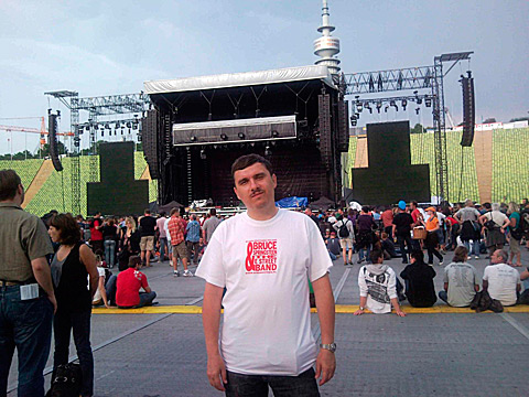 Paweł w fanklubowej koszulce - fot: www.springsteen.pl ©